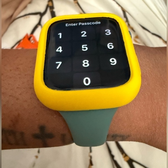 Apple Watch Cover - Silicone case for 45mm with multiple band sets - Picture 3 of 6